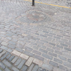 Mosaic of Heart of Midlothian with outline of the condemed men's cell.